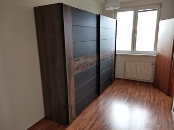 Nabízím k pronájmu částečně vybavený byt s výhledem na hory.