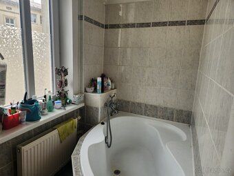 Nabízíme k pronájmu výjimečně prostorný a elegantní byt 4+1 