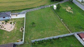 Nabízím k prodeji stavební pozemek o rozloze 1009 m² v obci 