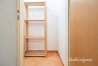 K dlouhodobému podnájmu nabízíme moderní a prakticky řešený 