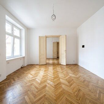 Nabízíme k pronájmu prostorný byt o dispozici 4+1 a výměře c