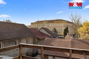 K pronájmu nabízíme prostorný a světlý byt v podkrovní mansa