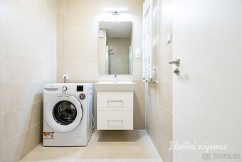 K bytu je možnost dokoupit luxusní uzamykatelné parkovací st