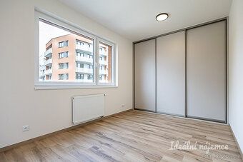 K bytu je možnost dokoupit luxusní uzamykatelné parkovací st
