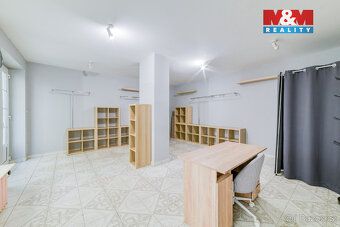 Pronájem menšího obchodu (31 m2) v zadním traktu komerčního 