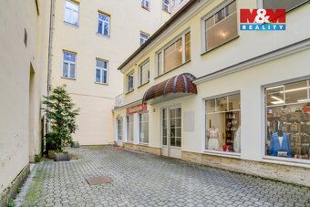 Pronájem menšího obchodu (31 m2) v zadním traktu komerčního 