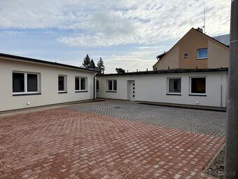 Nabízíme k pronájmu moderní a útulný byt 1+kk, který spojuje