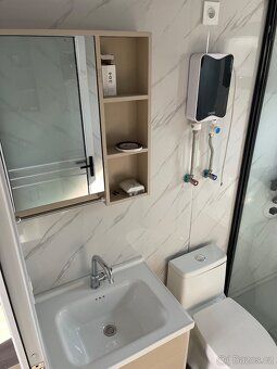 Plně vybavené zateplené domky mají již v základu wc, sprchov