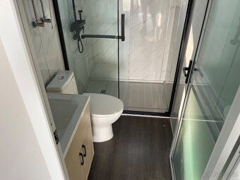 Plně vybavené zateplené domky mají již v základu wc, sprchov