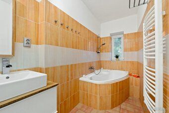 Ev.č. 00421 Nabízíme k prodeji zděný patrový rodinný dům o d