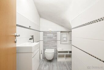 Ev.č. 00421 Nabízíme k prodeji zděný patrový rodinný dům o d
