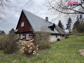 Nabízíme Vám na prodej poloroubenou chalupu v podhůří Orlick