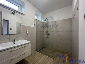 Nabízíme k pronájmu prostorný cihlový byt o dispozici 3+1 a 