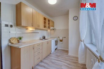 Nabízíme k prodeji prostorný a slunný byt o dispozici 2+1 o 