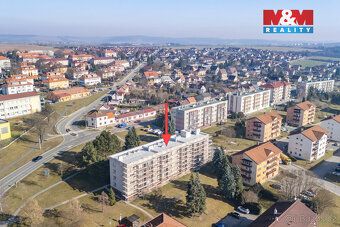 Nabízíme k prodeji prostorný a slunný byt o dispozici 2+1 o 