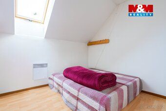 Nabízíme k prodeji prostorný podkrovní byt 4+1 situovaný v c