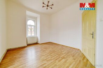 Nabízíme k pronájmu slunný a příjemně prostorný byt 2+1 o ve