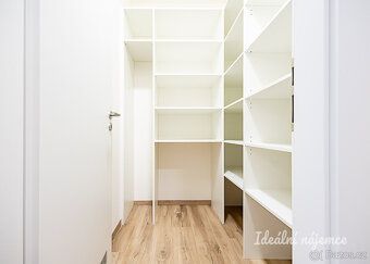 K bytu je možnost dokoupit luxusní uzamykatelné parkovací st