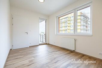 K bytu je možnost dokoupit luxusní uzamykatelné parkovací st