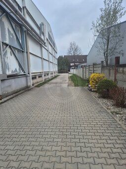 Nabízíme k pronájmu skladové prostory s nakládací rampou v a