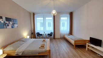 Víceúčelová stavba na náměstí - prostorný penzion DE MONTE a