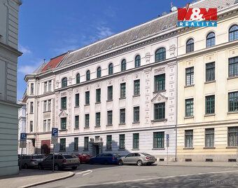 Pronájem krásného bytu 1+kk, 20 m², v cihlovém domě v centru