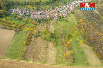 Nabízíme k prodeji pozemek o rozloze 3385 m² v klidné části 