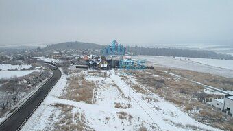 Stavební pozemek 826m² na kraji Hořovic – výhled, klid a kom