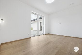 Nabízíme k prodeji samostatně stojící, zděný, nízkopodlažní 