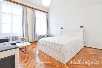 K dlouhodobému podnájmu nabízíme světlý byt o dispozici 2+1 