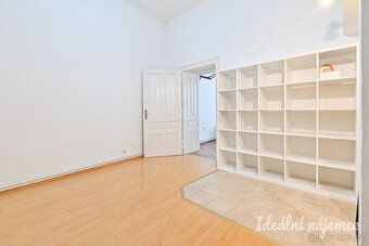 K dlouhodobému podnájmu nabízíme světlý byt o dispozici 2+1 