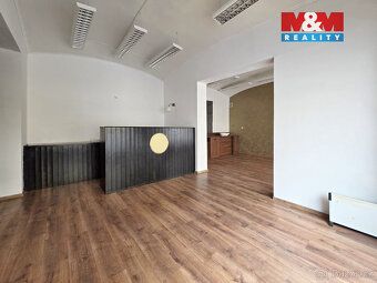 Nabízíme k pronájmu komerční prostory v centru lázeňského mě