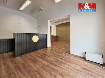 Nabízíme k pronájmu komerční prostory v centru lázeňského mě