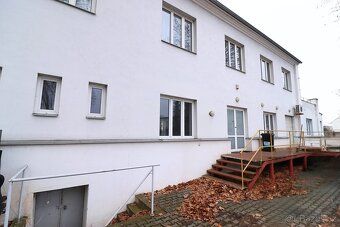 Ev.č. 20320 Nabízíme k pronájmu světlý obchodní prostor o ve