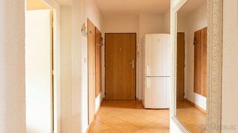 Nabízíme k prodeji útulnou bytovou jednotku o dispozici 2+1,
