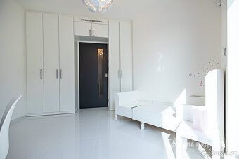 K dlouhodobému podnájmu nabízíme exkluzivní rezidenční byt 4