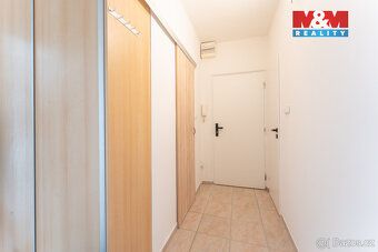 Nabízíme k prodeji světlý byt o dispozici 2+1 (3 místnosti) 