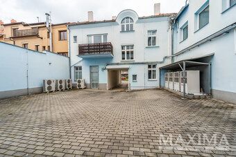 Nabízíme k prodeji rozsáhlý komerční objekt o celkové užitné