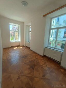 Nabízíme k pronájmu velice prostorný byt 4+1 - všechny místn