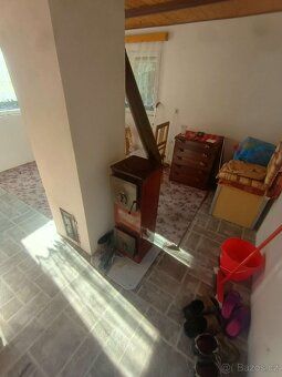 Chata nad řekou Stropnicí. Částečně podsklepená chata kolaud