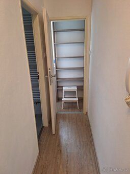Nabízím k pronájmu světlý byt o dispozici 58 m² v klidné lok