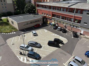 Nabízíme k dlouhodobému pronájmu prostorný komerční prostor 