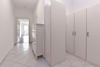 Pronájem bytu 1+kk/Balkon, 35 m², který se nachází ve 4.patř