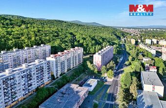 Nabízíme k pronájmu prostorný byt 4+1 o užitné ploše 83 m² v