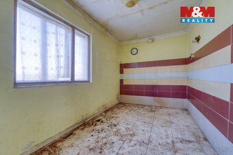 Nabízíme k prodeji rodinný dům v obci Tymákov, určený ke kom