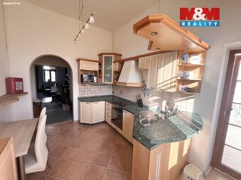 Nabízíme k pronájmu prostorný byt o dispozici 2+1 a celkové 