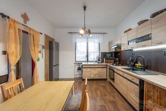 Nabízíme k prodeji prostorný rodinný dům o dispozici 7+1 v o