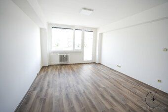 K pronájmu nabízím prostorný byt 3+1 o podlahové ploše 87 m²
