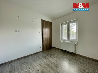 Nabízíme k pronájmu revitalizovaný podkrovní byt o dispozici