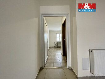 Nabízíme k pronájmu revitalizovaný podkrovní byt o dispozici